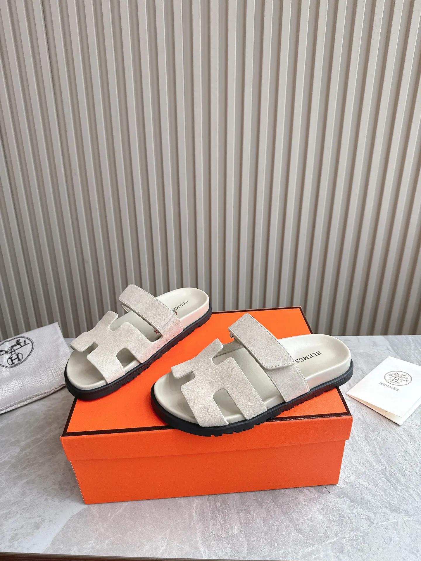 p480🐮🐮Couple model (top version) H family 2024 spring and summer new style HERMES Hermes' recently popular couple model pig nose angle sandals and slippers, paired with various colorful socks, popular. Upper: imported original deerskin (the genuine leather edging is not ordinary super migration). Lining: imported genuine leather. Outsole: Tpu non-slip and wear-resistant outsole. Size: Female 35-42 (40/42 non-returnable and non-exchangeable) Male size: 39-45 (45 non-refundable and non-exchangeable)